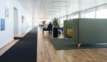 løst tæppe i filt på kontor